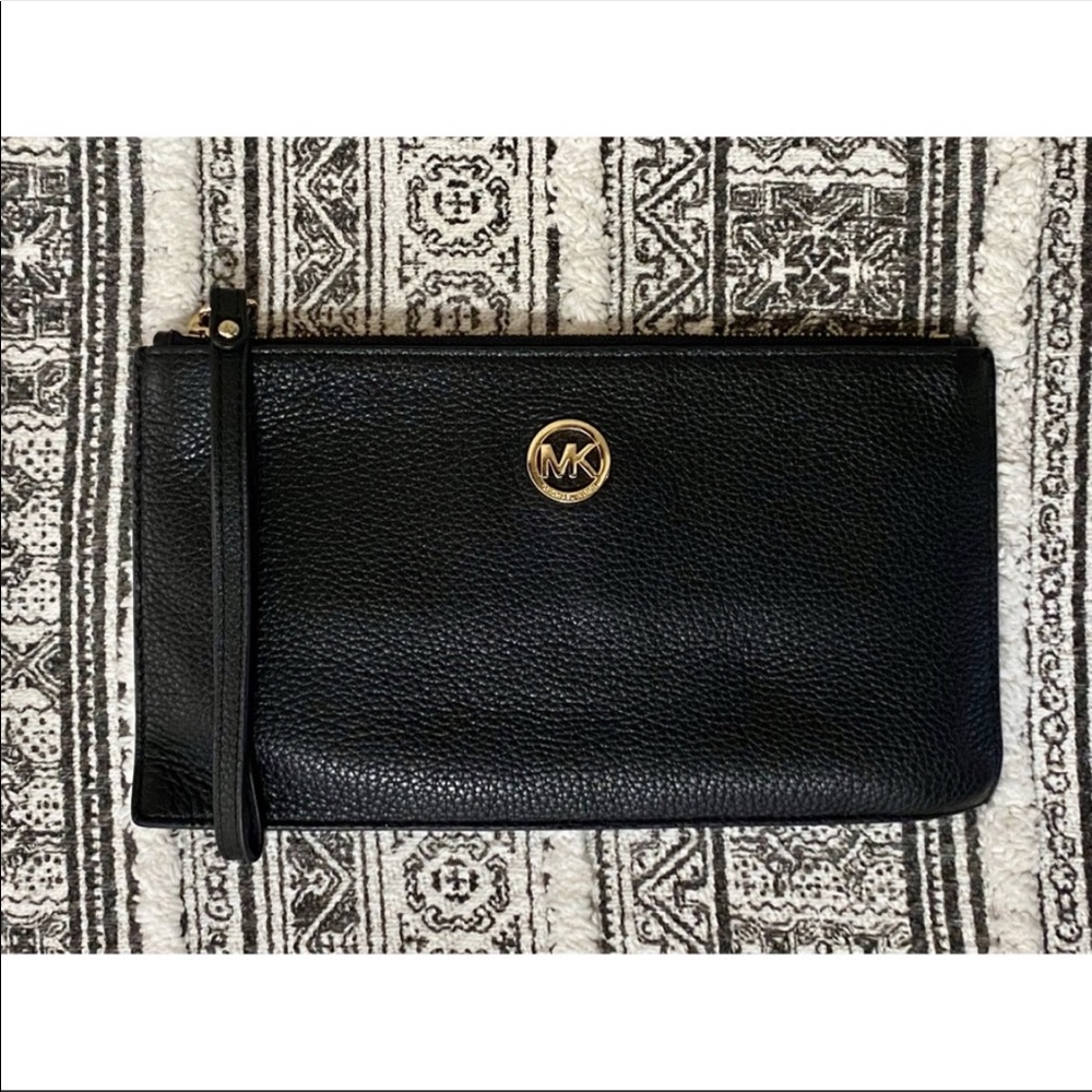 ✨EUC✨ MK Fulton Large Top Zip Clutch